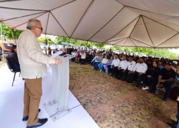 Gobernador Rocha entrega equipamiento para desarrollo profesional en la Universidad Tecnológica de Culiacán.