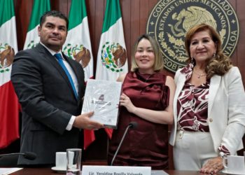 Entrega Yeraldine Bonilla documento que contiene el Cuarto Informe del Gobernador Rocha, al Congreso Estatal.-