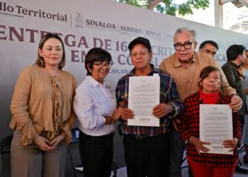 Gobernador Rocha Moya da certeza jurídica a familias de El Ranchito, al entregarles escrituras de sus viviendas.-