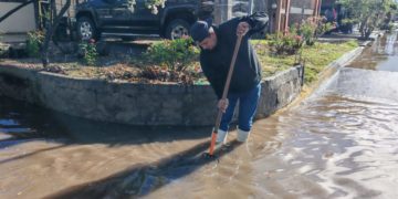 Bajan niveles de agua tras lluvias; Obras Públicas refuerza acciones de limpieza de rejillas.-