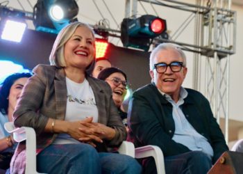 Gobernador Rocha acompaña a más de 120 mil personas al desfile en el Carnaval Guamúchil 2026.-