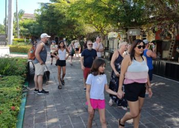Recibe Mazatlán a más de 4 mil cruceristas en jueves de Carnaval.-