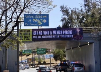 Colocan mantas por la paz previo al México vs Portugal