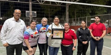 Mingo Vázquez lleva a cabo la premiación del Torneo de Voleibol Femenil Mingo Vázquez