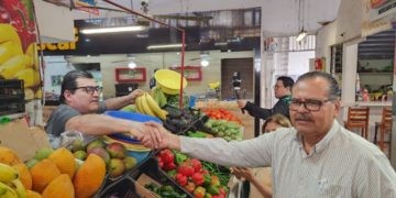 Mingo Vázquez visita a comerciantes del mercado de su barrio en la San Francisco