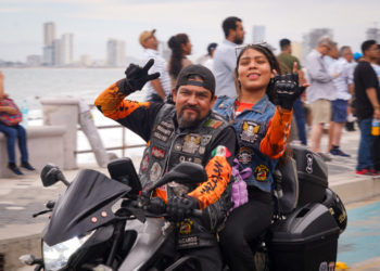 Rugen los motores en el desfile de la Semana de la Moto