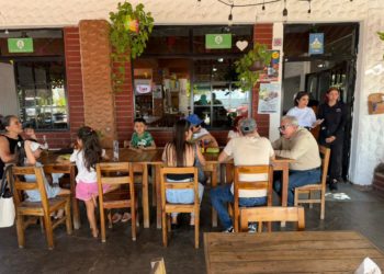 Gobernador Rocha supervisa personalmente operativo de Semana Santa y dialoga con prestadores de servicios en Altata