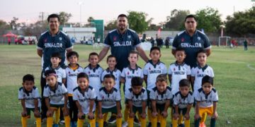 Antonio Menéndez da la bienvenida a niños deportistas para el Campeonato Nacional de futbol Chupones
