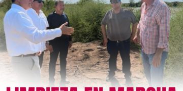 Antonio Menendez supervisa la segunda de tres etapas que comprenden la limpieza del Dren Juárez al sur