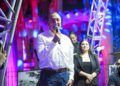 Reconoce Antonio Menéndez a la joven cantante Angie Lozano en el segundo día del Festival de mi Ciudad