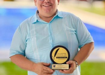 Recibe galaradón el fotógrafo de las estrellas Luis Bojóquez Argüellles 