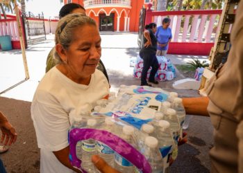 AQUATÓN entrega agua en comunidades de Angostura y Navolato