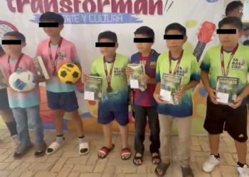 Equipo infantil de Tabasco gana un torneo de futbol y el gobernador ‘premia’ a los niños con el libro ‘Grandeza’ de AMLO