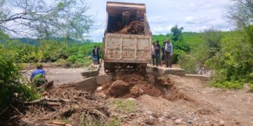Gobierno de El Fuerte trabaja en la rehabilitación del puente y accesos de Potrero de los Soto