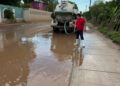 Omar Castro atiende de manera emergente acumulación de agua en calle principal de La Constancia, El Fuerte