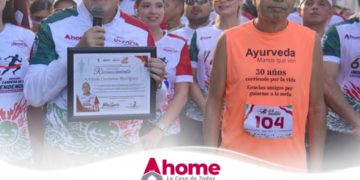 Arturo Contreras recibe homenaje y celebra con triunfo en la Carrera de la Independencia