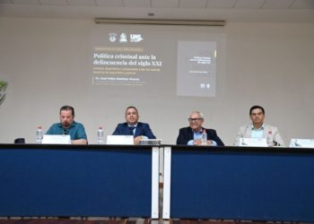 El penalista José Felipe Bastidas entrega su legado bibliográfico a la comunidad de la UAS
