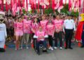 Alcalde Antonio Menéndez da el banderazo de la Carrera Rosa 2026