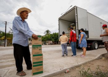 Apoyo alimentario llega a familias pesqueras de Guasave con 436 canastas entregadas por DIF Sinaloa